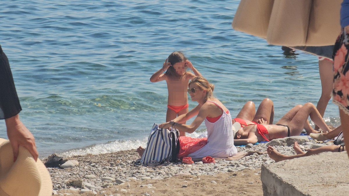 Naša pevačica (32) se sa Kosova i Metohije preselila u Beograd, pa se udala za pilota u Budvi i žive u hotelu: "Ne mora da misli ni o čišćenju, ni o kuvanju, samo pozove telefonom"