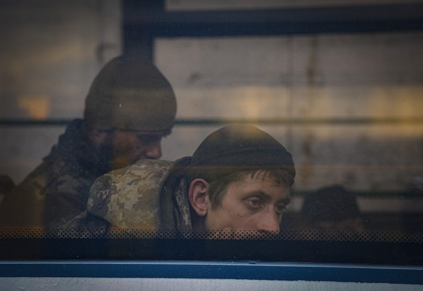 Ukraiński żołnierz podczas ewakuacji z huty Azowstal
