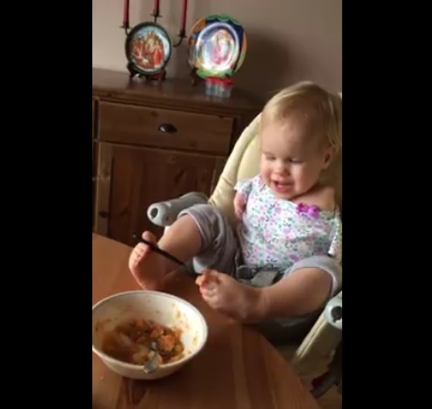 Jede pomoću stopala