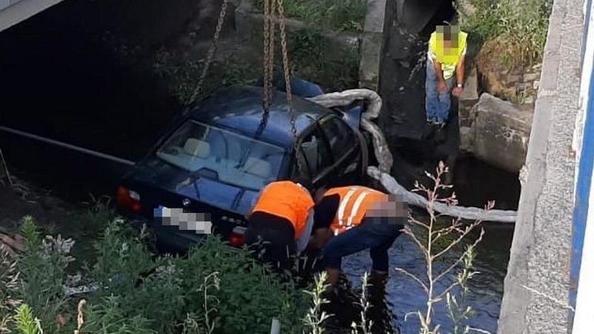 BMW z trzema mężczyznami wpadło do rzeki. Żaden nie miał prawa jazdy