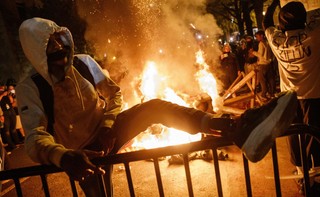 Biały policjant uderza w Trumpa i Bidena. Amerykę dopadł wirus rasizmu