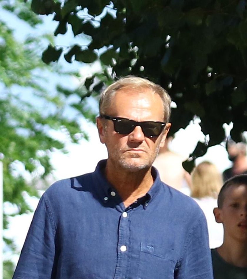 Donald Tusk na spacerze z wnukiem