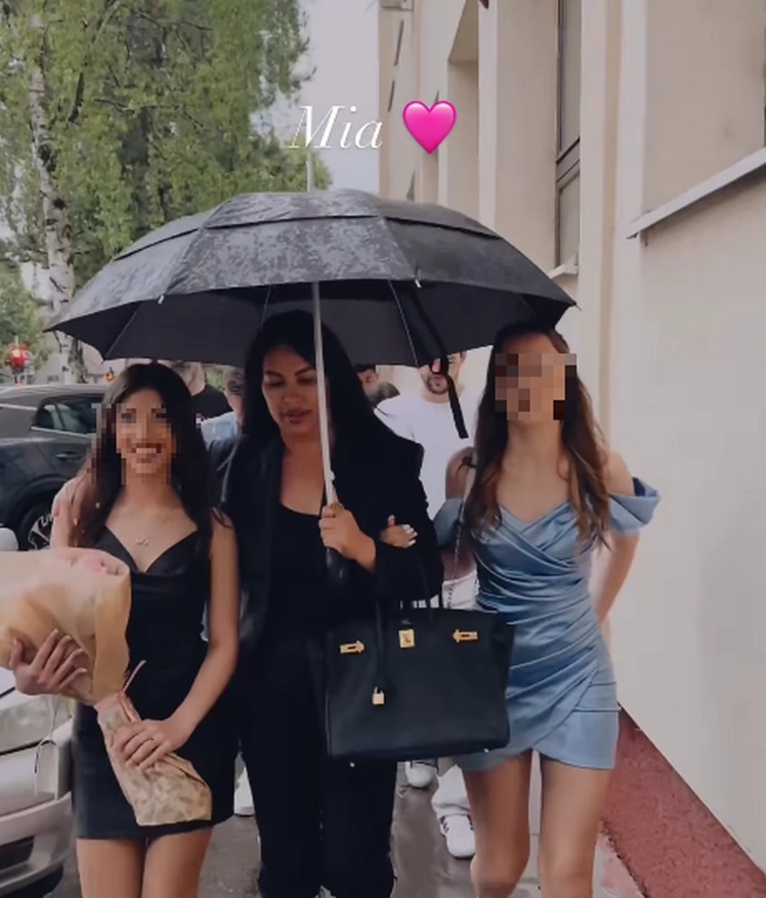 Seka Aleksić na maturi sa devojčicom Miom