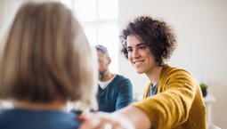 Gdy pomagasz za bardzo, tracisz autonomię. Co to jest syndrom wybawcy? [ROZMOWA]