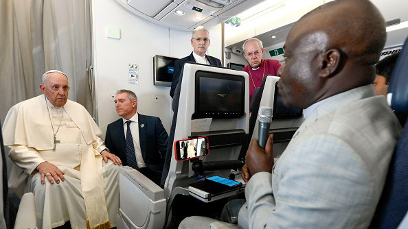 Papież Franciszek, arcybiskup Canterbury Justin Welby (C) i ks. Iain Greenshields (C) spotykają się z dziennikarzami podczas lotu powrotnego z Dżuby w Sudanie Południowym 