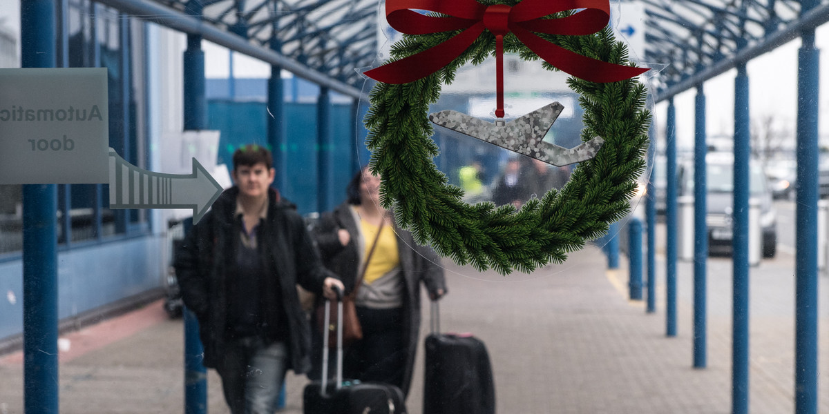 Dekoracje na lotniskach to niejedyny świąteczny akcent dla podróżujących samolotami