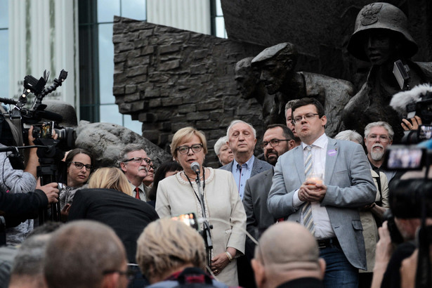 Pikieta przed budynkiem Sądu Najwyższego w Warszawie