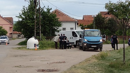 Kombi prešao dečaku preko glave