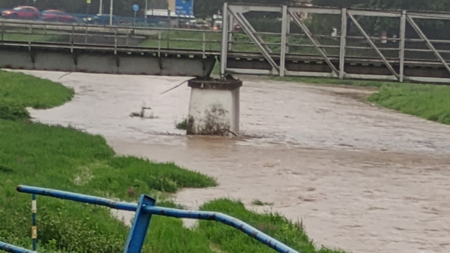 Hladina rieky Kysuca na vodomernej stanici Čadca stúpla.