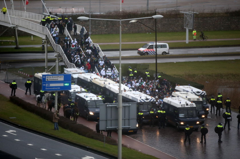 Ajax – Legia. Kibice pod eskortą, policja w gotowości