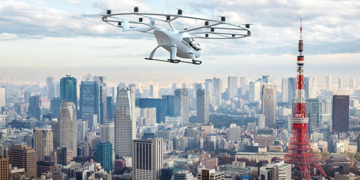 Drony pasażerskie Volocoptera już odbyły loty nad najważniejszymi miastami świata, w tym Tokio. Jako powietrzne taksówki podobne pojazdy chce wykorzystywać Japan Airlines. 