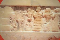Tzw. dysk Enheduanny. Alabastrowy dysk z reliefem przedstawiającym kapłankę podczas rytuału na cześć boginii