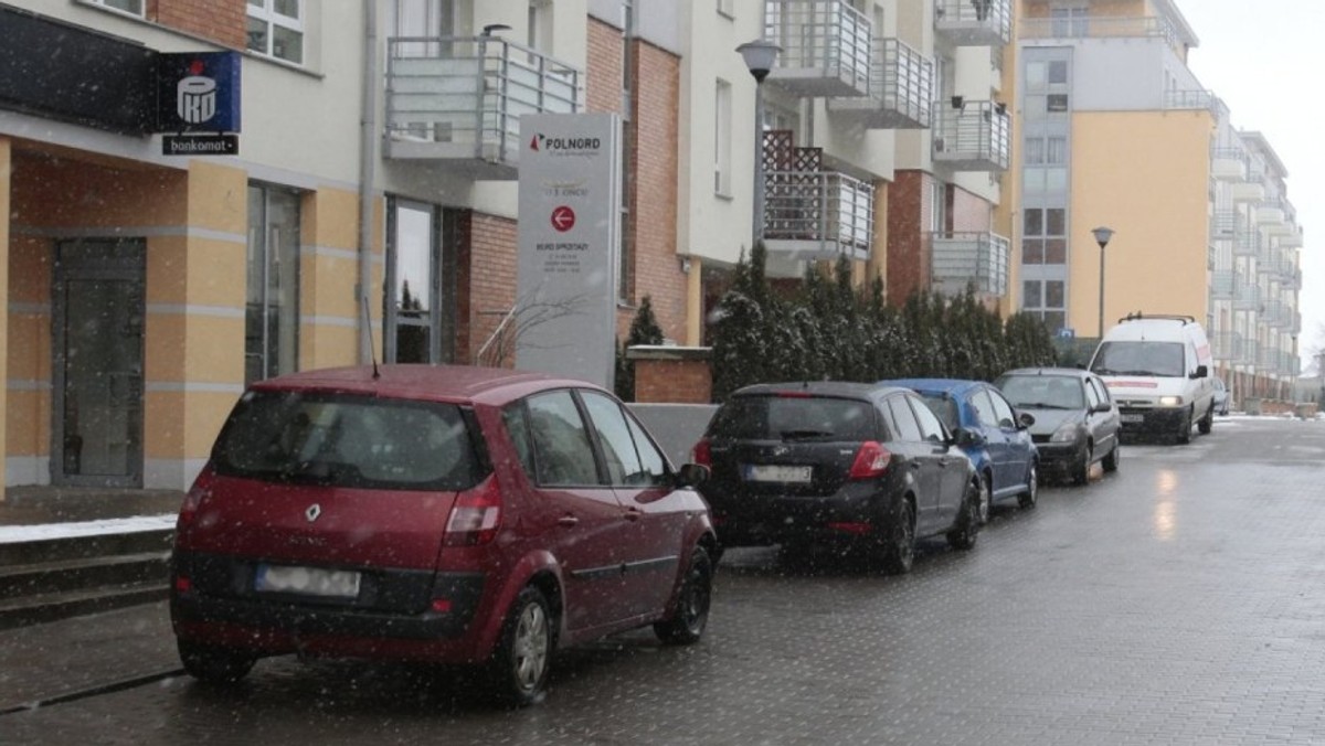 Wraca temat parkowania na osiedlu przy ulicy Kazimierskiej. Deweloper deklaruje porozumienie z mieszkańcami na Gumieńcach w tej sprawie.