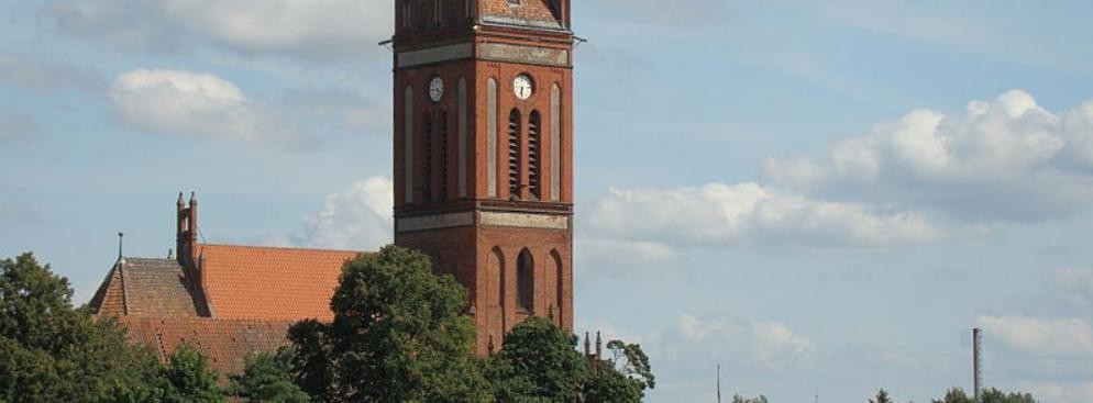 <strong>Pieniężno</strong>
<br></br>
Nie jest dokładnie znana data nadania praw miejskich, niektóre źródła podają 1295 r., jednak w dokumentach po raz pierwszy nazwy civitas (łac. – miasto) użyto w 1312 r., gdy kapituła warmińska wystawiła przywilej lokacyjny na prawie chełmińskim, potwierdzone zostały w 1326. W pierwszych latach XIV w. kapituła warmińska wybudowała tu zamek i otoczyła miasto murami obronnymi, Melzak był siedzibą komornictwa w posiadłościach kapituły. Od 1466 miasto razem z Warmią było częścią Rzeczypospolitej. W 1520 zdobyły je i częściowo zniszczyły wojska Albrechta Hohenzollerna. W 1626 miasto napadły i splądrowały wojska szwedzkie, rok później znaczna część zabudowy została spalona. W 1937 Melzak liczył 4665 mieszkańców.
<br></br>
Fot. Romek / Wikimedia Commons / lic. cc-by-sa