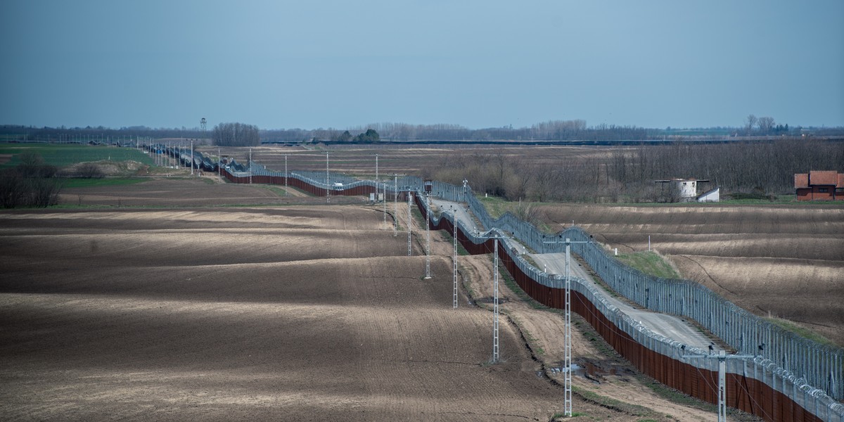 Bariera na granicy Węgier i Serbii powstawała znacznie niższym kosztem, niż ta budowana między Polską a Białorusią.