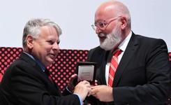 Odznaczenie dla Timmermansa wzburzyło Solidarność. Zabierają logotyp z Medalu Wdzięczności ECS