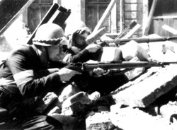 Chwała bohaterom! Powstanie Warszawskie na zdjęciach