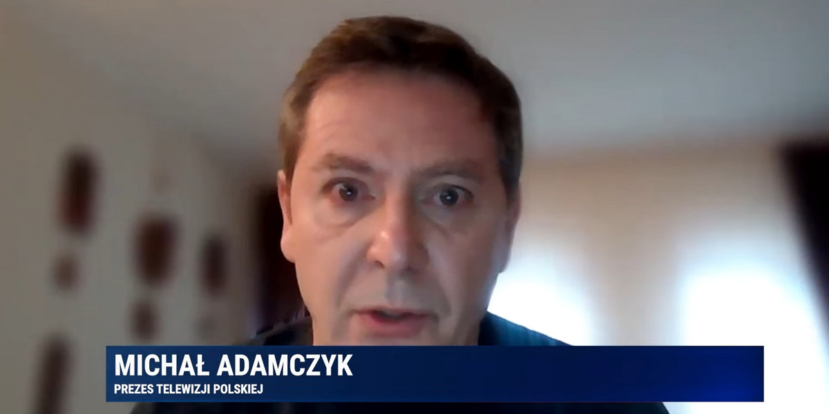 Michał Adamczyk do 21 grudnia 2023 r. był dyrektorem Telewizyjnej Agencji Informacyjnej i jednym z prowadzących główne wydanie „Wiadomości” TVP.