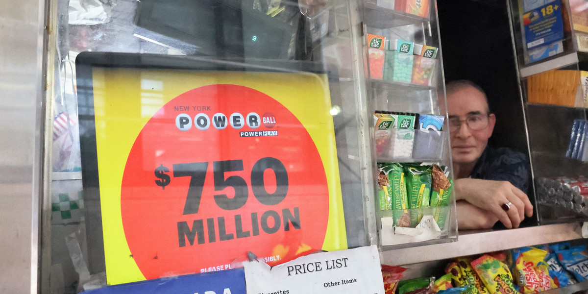 Reklama loterii Powerball wyświetlana w kiosku 12 lipca 2023 r. w Nowym Jorku.