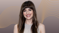 Dakota Johnson melltartó nélkül viselt pucérruhát, csupán áttetsző csipke takarta a melleit