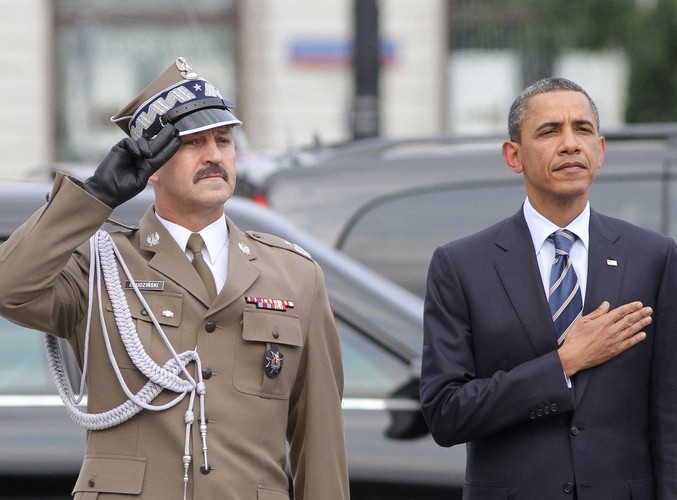 Prezydent USA słucha hymnu