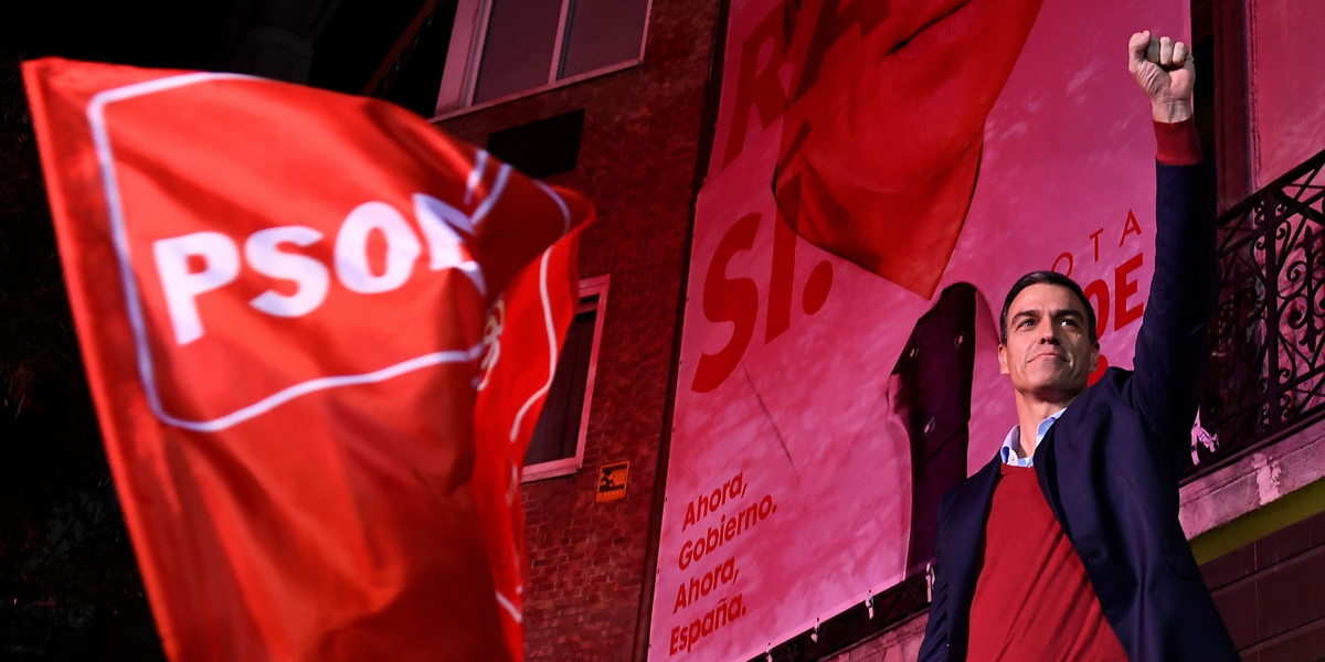Socjaliści wygrali wybory w Hiszpanii, ale nie mają większości parlamentarnej. Skrajnie prawicowy Vox zajął trzecie miejsce. Pedro Sanchez, obecny premier Hiszpanii z Partii Socjalistycznej (PSOE), świętuje swoje zwycięstwo podczas nocy wyborczej w Madrycie 10 listopada 2019 r. 