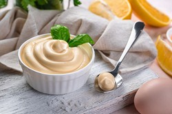 Najlepszy domowy majonez do jajek i sałatki. Tak robi go Ewa Wachowicz