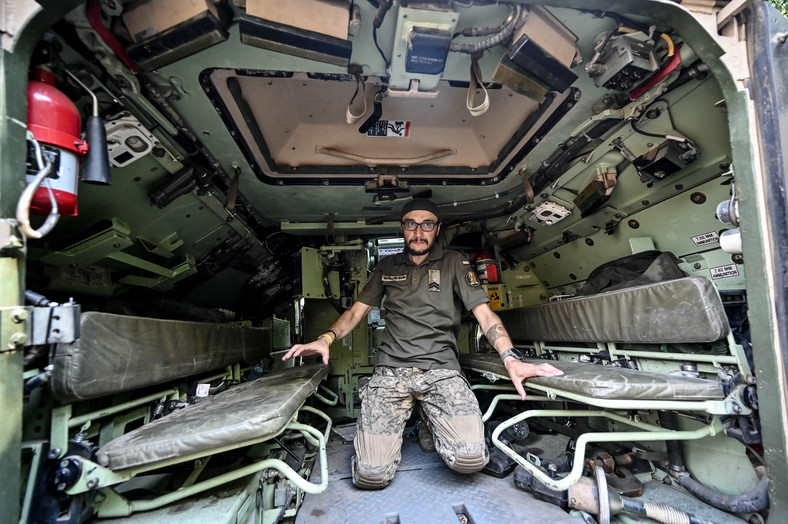 Ukraiński żołnierz pokazuje wnętrze wozu bojowego Bradley