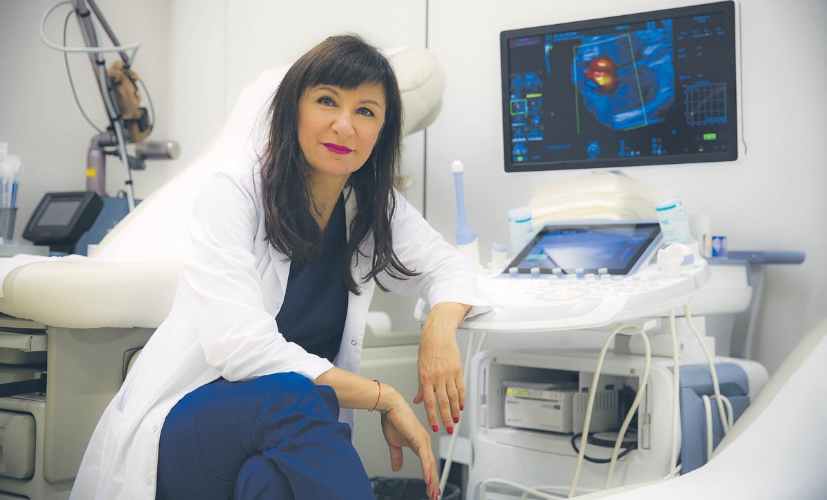 Marzena Dębska dr hab. n. med., specjalistka w zakresie położnictwa, ginekologii i perinatologii. Jedyny w Polsce położnik, który wykonuje operacje na sercach płodów
