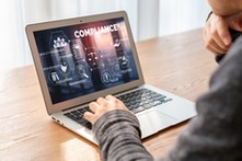 Nadmiar regulacji uderza w e-commerce. Witold Chomiczewski: koszty compliance rosną o miliony