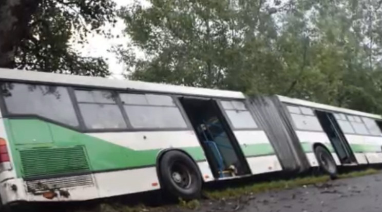 Ellopta a buszt, majd szét is törte azt a 19 éves Fejér megyei férfi. /Fotó:RTL