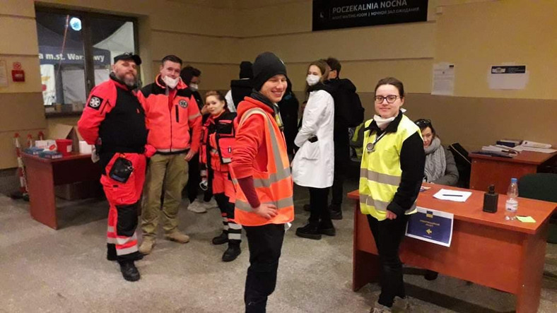 Studenci medycyny niosą pomoc na dworcach Warszawy (na zdjęciu w środku Alex Fitas)