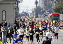 Śmierć na mecie. Karetka nie mogła przebić się przez tłum