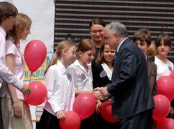 Prezydent zamknął pedofilom dostęp do uczniów