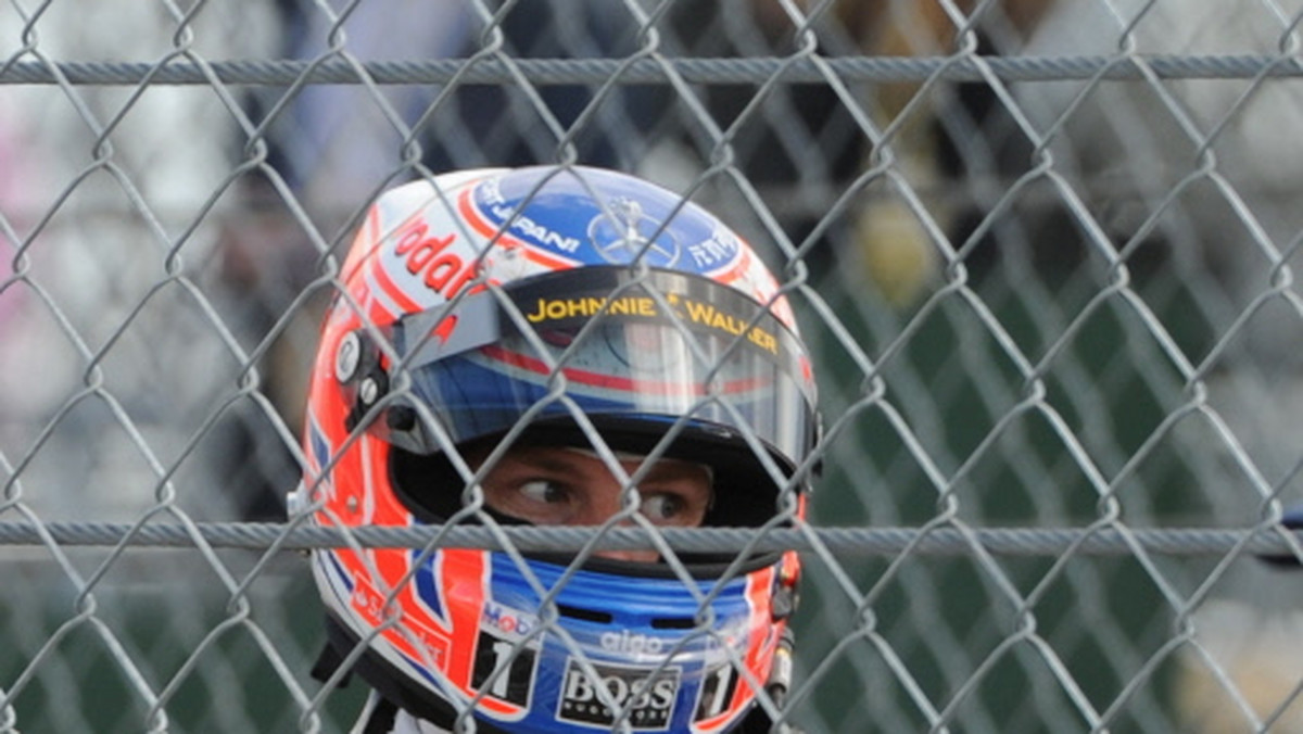 Jenson Button, który wciąż zachowuje iluzoryczne szanse na dogonienie liderującego w mistrzostwach świata Sebastiana Vettela, zaliczył nieudany piątek przed Grand Prix Singapuru. Po błędzie w drugim treningu kierowca McLarena zakończył sesję z dziesiątym czasem.