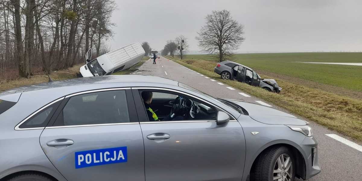 Bartoszyce-Kętrzyn: Czołowe zderzenie z busem. Pięć osób w szpitalu