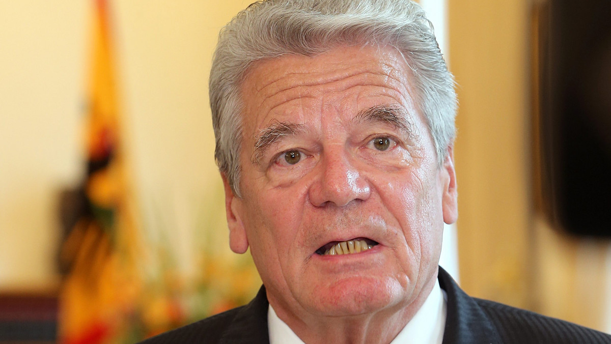 Prezydent Niemiec Joachim Gauck wezwał dzisiaj swojego amerykańskiego partnera politycznego Baracka Obamę do wyjaśnienia zarzutów dotyczących rzekomej inwigilacji przez amerykańskie służby wywiadowcze niemieckiej kanclerz Angeli Merkel.