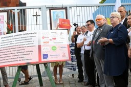Deklaracja Obrony Demokracji: Podpisali się pod nią m.in. Wałęsa, Krzywonos-Strycharska, Lis
