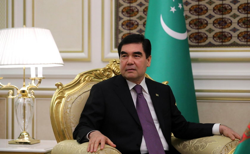 Prezydent Turkmenistanu odsłonił pomnik psa. Gigantyczna figura stanęła w stolicy