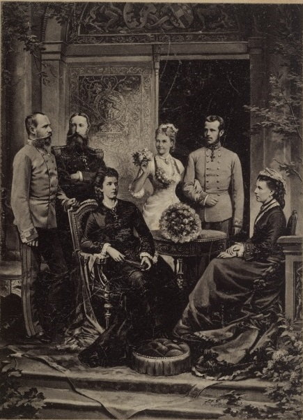 Elżbieta z mężem, synem oraz wybranką syna i jej rodzicami – Leopoldem II Koburgiem i Marią Henriettą Austriaczką (1881 r., domena publiczna)
