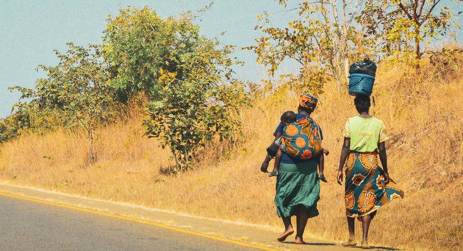 Kusasa Fumbi, czyli rytuał oczyszczenia w Malawi. Dziewczynkom wmawia się, że jadą na kolonie