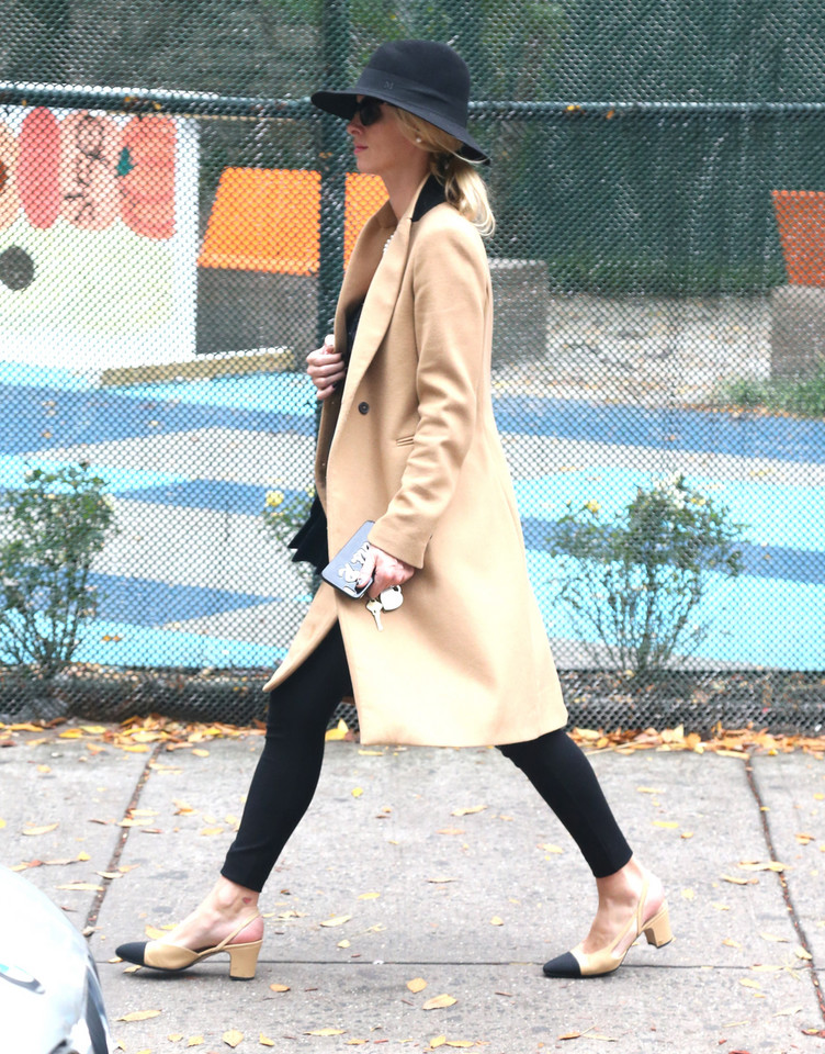 Ciężarna Nicky Hilton na spacerze