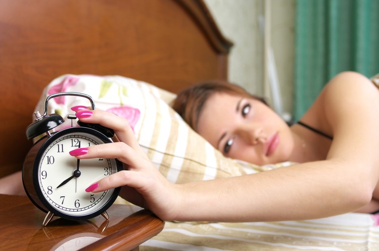 Skutki zmiany czasu odczuwa cały organizm. Przesunięcie wskazówek zegara rozregulowuje organizm i może powodować zaburzenia snu. Zmiana czasu powoduje też kłopoty z koncentracją, dezorientację i zmęczenia. W skrajnych przypadkach może powodować kłopoty z apetytem i problemy żołądkowo-jelitowe. Jedynym pocieszeniem są wyniki badań przeprowadzonych w Szwecji. Pokazały, że dodatkowa godzina snu, którą dostajemy wraz ze zmianą czasu, chroni przed zawałami serca - w okresie tygodnia od zmiany czasu ich liczba spada o parę procent.