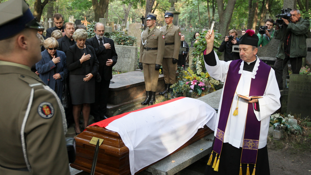 "Gazeta Polska Codziennie" donosi, że na wczorajszym powtórnym pogrzebie Teresy Walewskiej-Przyjałkowskiej pojawili się funkcjonariusze policji w cywilu, którzy mieli się dziwnie zachowywać.