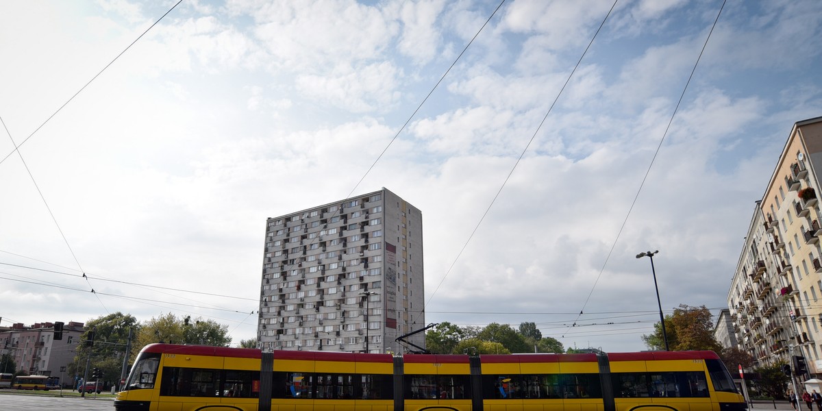 Remont torowiska na skrzyżowaniu Grójeckiej i Banacha daje się we znaki mieszkańcom okolicy. Nie mogą spać, bo robotnicy pracują też nocami.