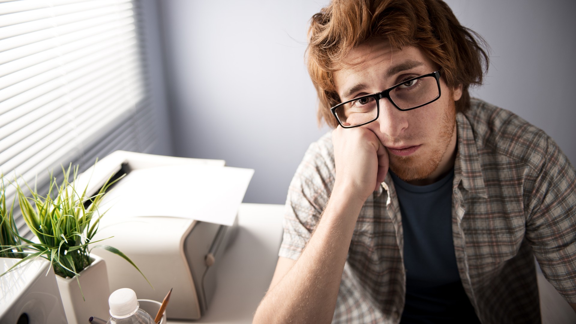 Грустный человек. Грустный молодой человек. Тоскливые люди. Грустный мужчина. Скучающий человек.