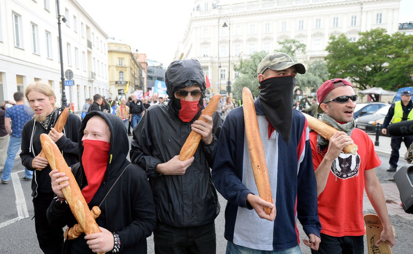 Demonstracja pod hasłem "Pieniądze dla głodnych, nie na czołgi", zorganizowana przez Inicjatywę Stop wojnie przy skwerze Wolnego Słowa w Warszawie