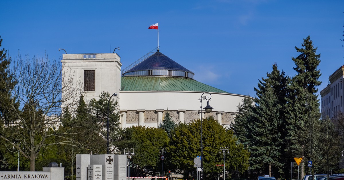 Zmiana na pozycji lidera, PiS traci poparcie. Jest nowy sondaż partyjny