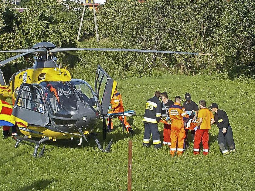 Luksusowy mercedes zderzył się z busem. Trzy osoby ciężko ranne