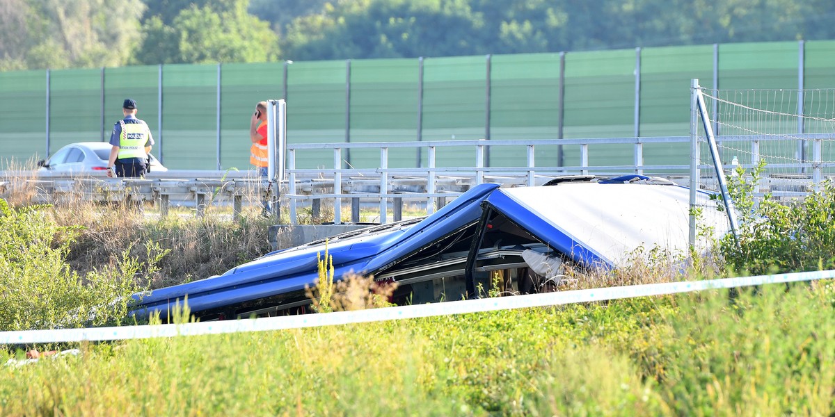 Wrak polskiego autokaru, który rozbił się w Chorwacji, został wyciągnięty  z rowu.